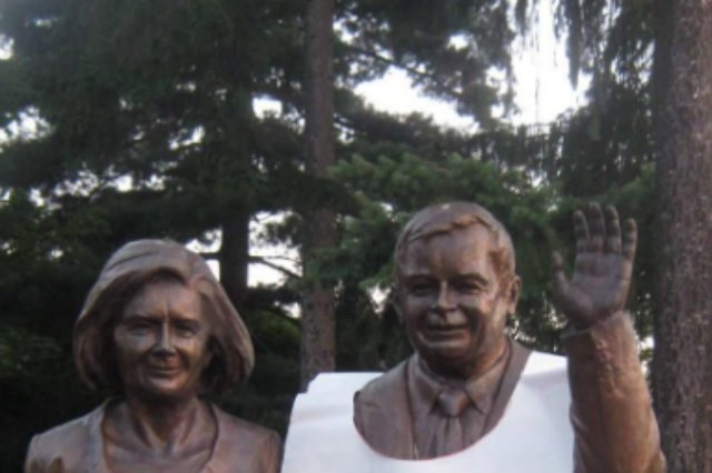 Pomnik Lecha Kaczyńskiego ktoś odział w płachtę z napisem "Konstytucja".