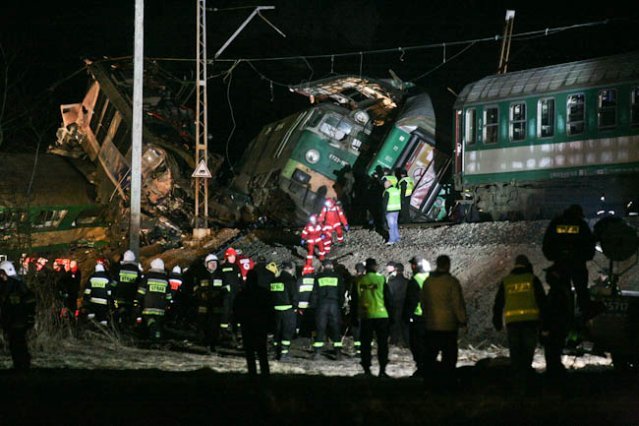 Akcja ratunkowa na miejscu katastrofy kolejowej koło Zawiercia na Śląsku