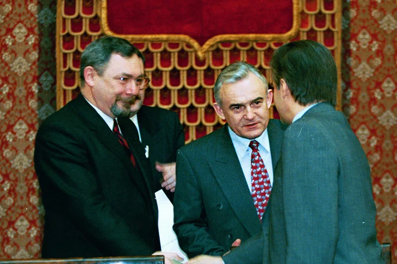 Rok 1996. Jacek Majchrowski w towarzystwie Leszka Millera i Włodzimierza Cimoszewicza. Wtedy jeszcze był wojewodą krakowskim.