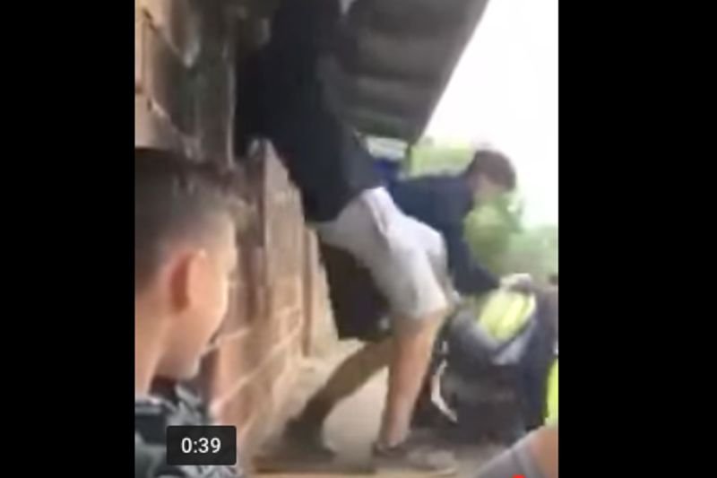 Nastolatkowie zrzucili z balkonu kolegę.