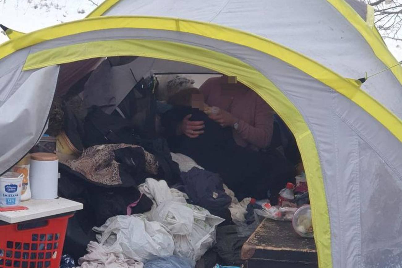 2-letnie dziecko mieszkało z matką w namiocie. Trafiła do szpitala