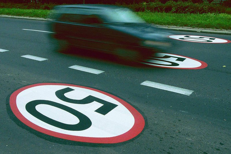 Projekt Narodowego Bezpieczeństwa Ruchu Drogowego zakłada m.in. 160 nowych fotoradarów oraz możliwość utraty prawa jazdy za podwójne przekroczenie prędkości w terenie zabudowanym.