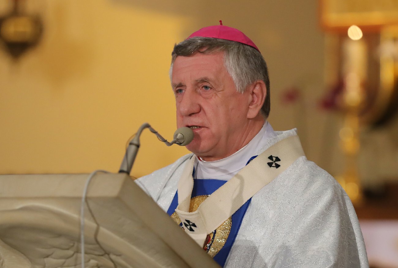 Burza po odejściu abpa Andrzeja Dzięgi. Duchowni komentują.