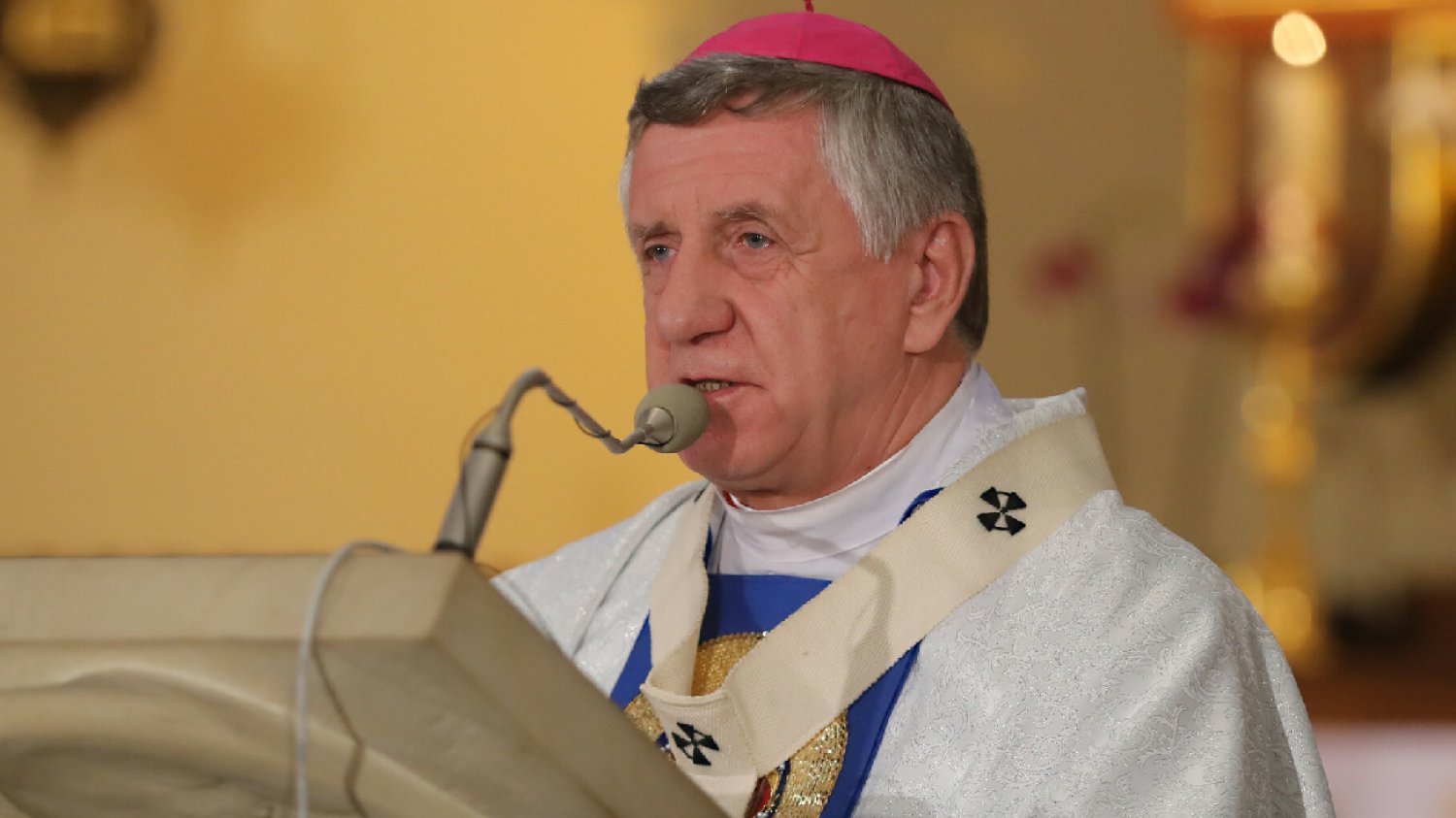 Burza po odejściu abpa Andrzeja Dzięgi. Duchowni komentują.