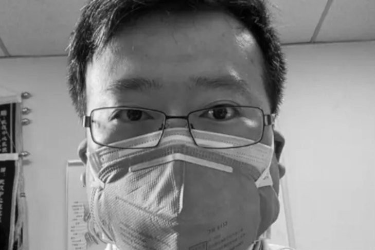 Nie żyje Li Wenliang, lekarz okulista, który ostrzegał przed koronawirusem. Został aresztowany przez chińską policję i zmuszony do napisania oświadczenia, że jego działanie zaburza porządek społeczny.