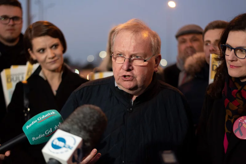 Aleksander Hall podczas konferencji prasowej przedstawicieli pomorskich samorządowców wraz z przedstawicielami Ruchu Młodej Polski udzielających poparcia kandydatce na prezydenta Gdańska, Aleksandrze Dulkiewicz.