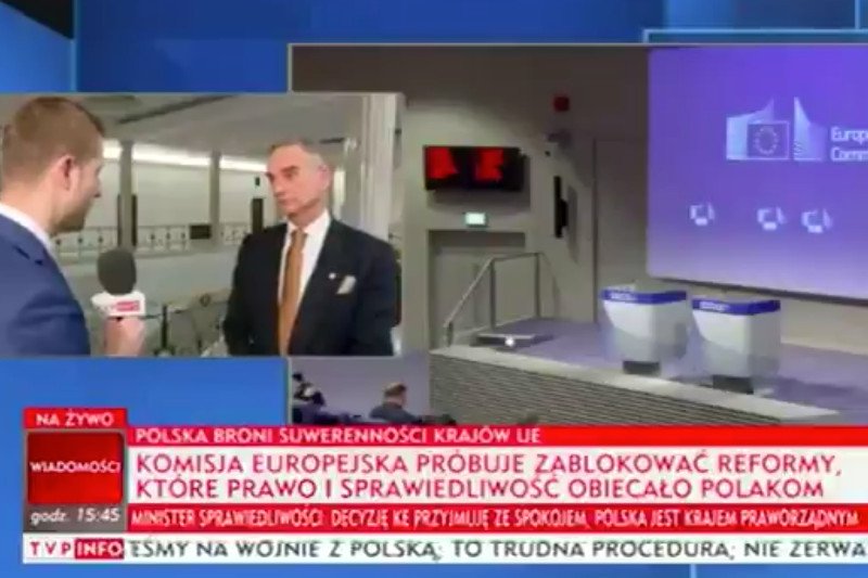 Dziennikarz mówił, w tym czasie jego rozmówca stał i "dawał swoją twarz". Po minucie czym zakończono "rozmowę" i dziennikarz TVP Info oddał głos do studia.