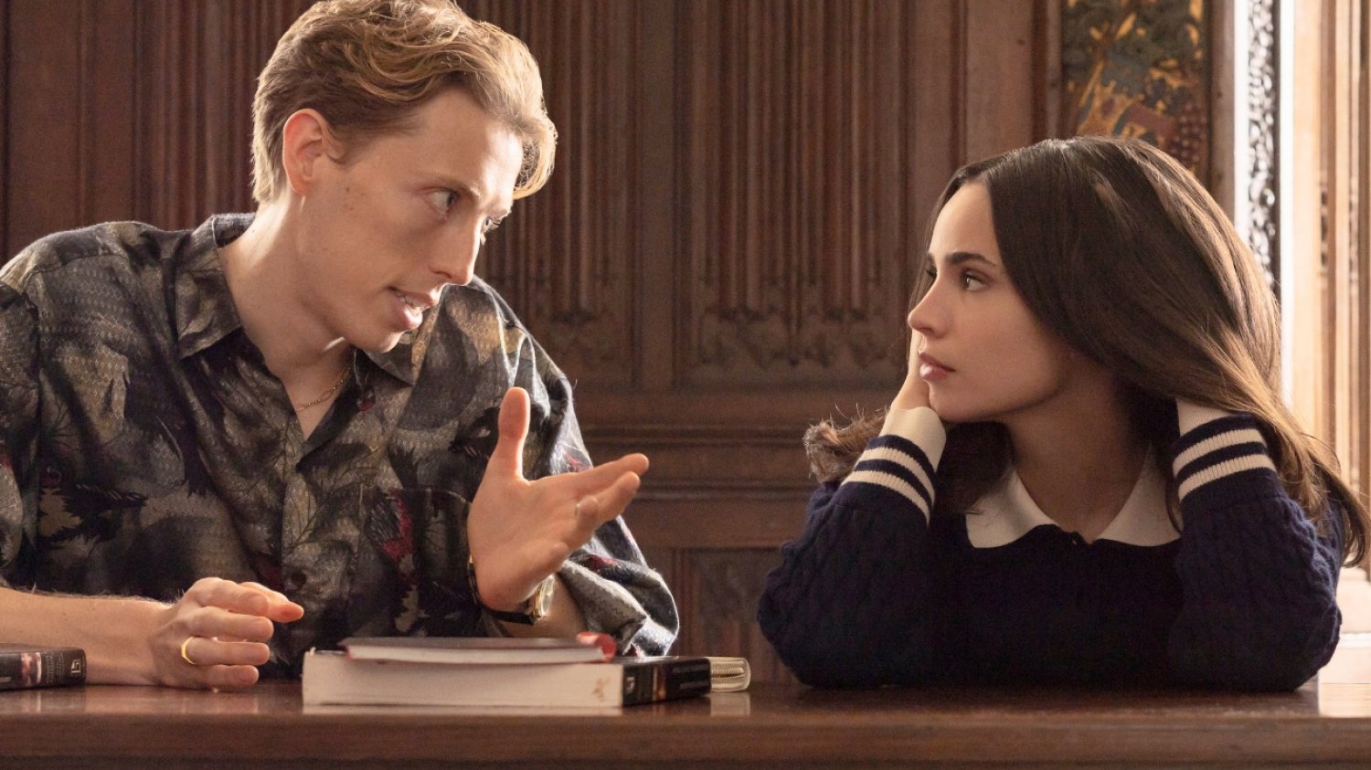 Ten film jest jedynką na Netfliksie. Miał wycisnąć z widzów łzy, a tylko ich rozzłościł "Miłość w Oksfordzie" to 1 na Netflix. Widzowie, zamiast płakać, są źli