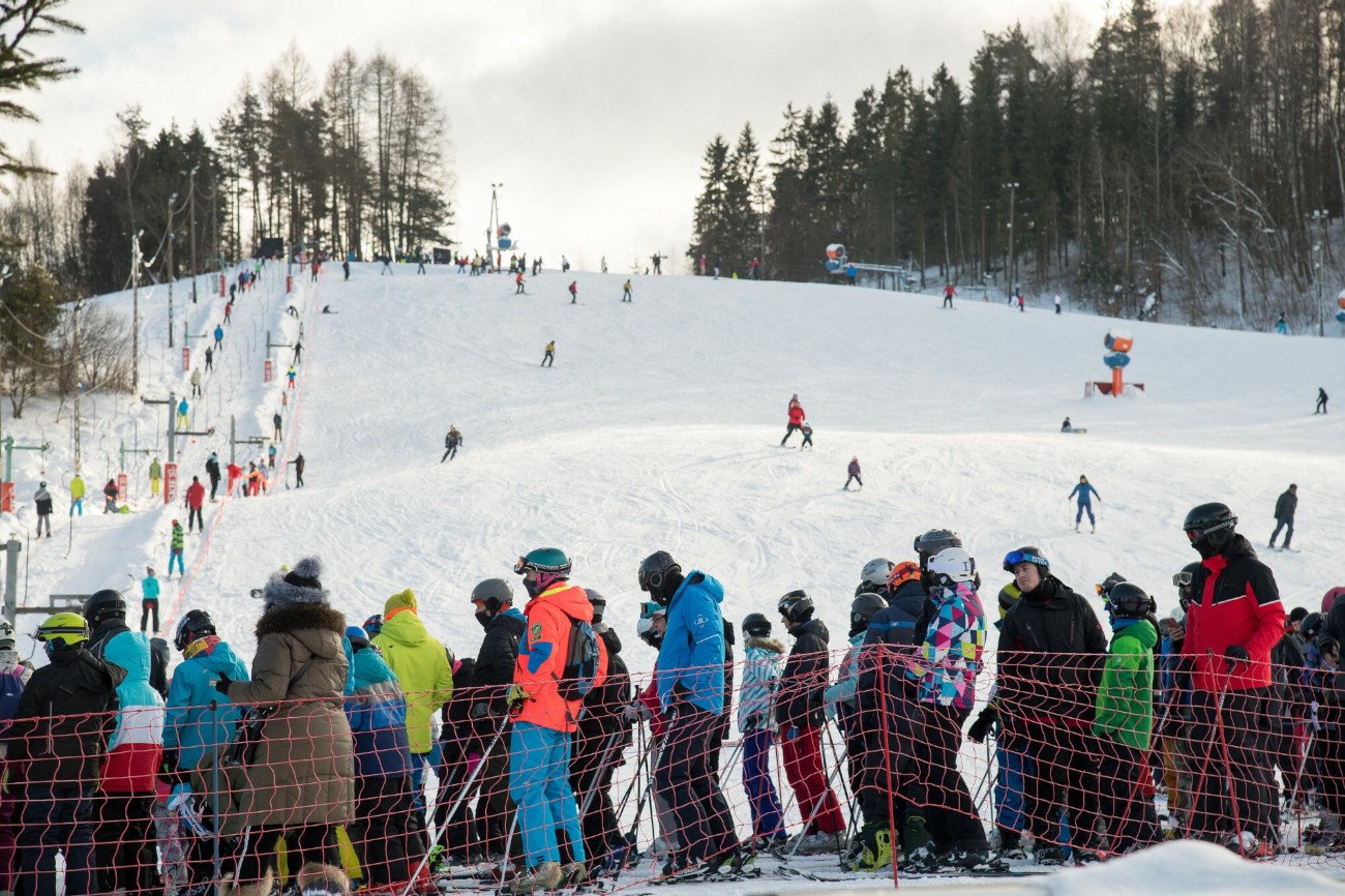 Statystycznie najczęściej do kontuzji dochodzi pierwszego i ostatniego dnia wyjazdu na narty. Co zrobić, by uniknąć kontuzji?