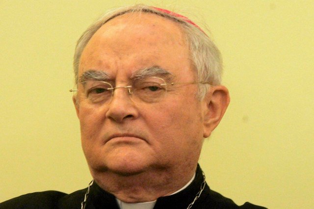 Henryk Hoser wierzy, że papież Franciszek zatrzyma drugą falę kryzysu wiary.