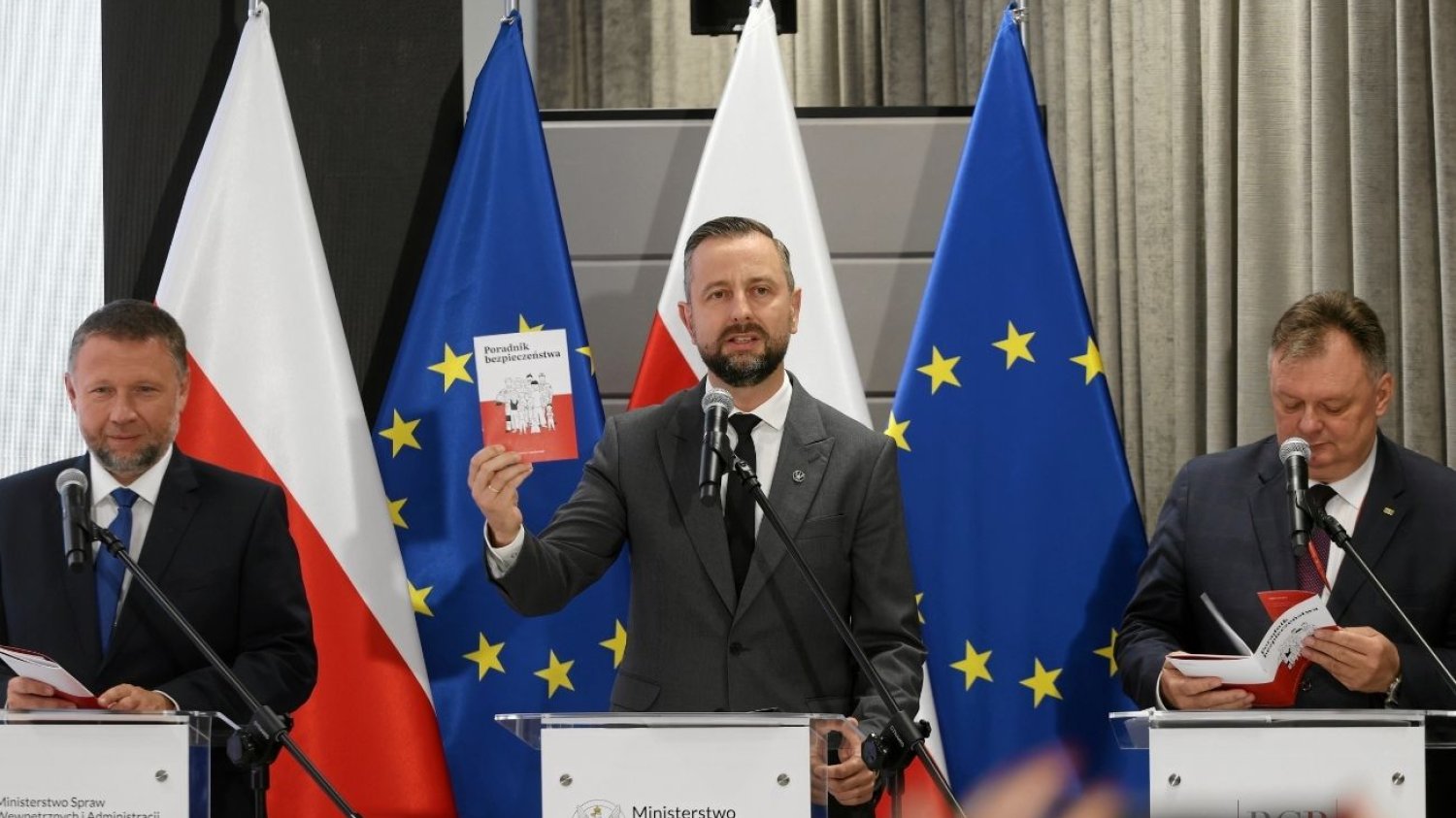 Paczki od MON dla polskich rodzin. Nowy "Poradnik bezpieczeństwa" .