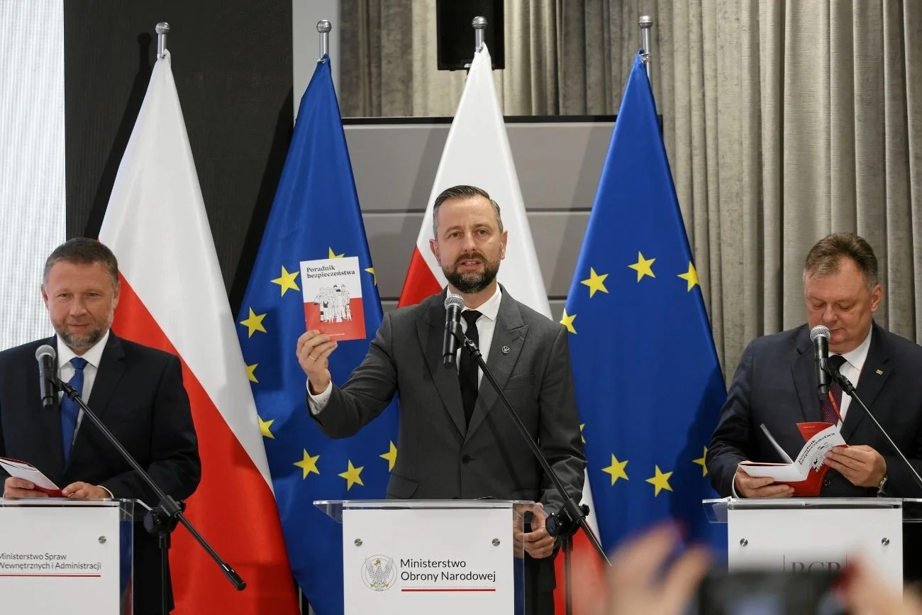 Paczki od MON dla polskich rodzin. Nowy "Poradnik bezpieczeństwa" .