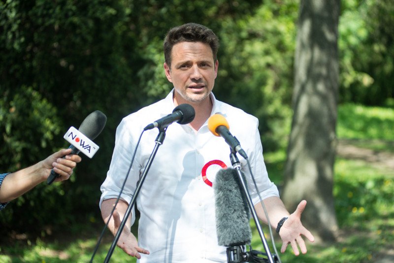 Rafał Trzaskowski pokazał, że ma do siebie dystans i przeczytał na głos wredne wpisy na swój temat.