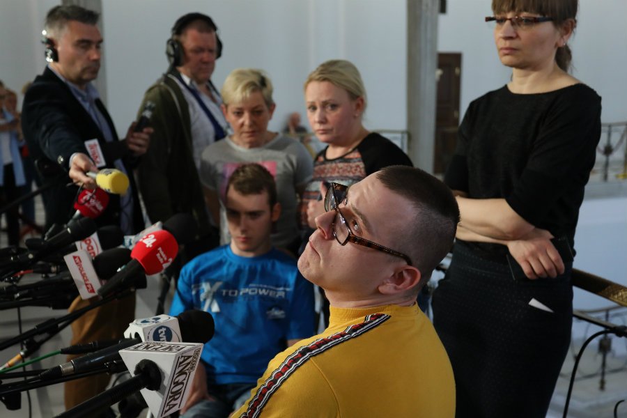 Kuba Hartwich, Adrian Glinka oraz liderka protestu Iwona Hartwich podczas protestu niepełnosprawnych w Sejmie.
