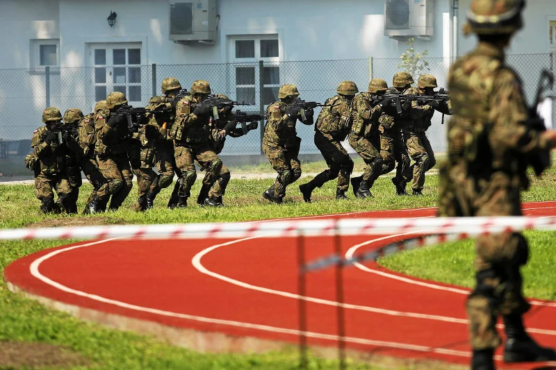 Gen. Pacek wyjawia: MON chce zagospodarować młodych do obrony. MON: "Trwają stosowne prace koncepcyjne"