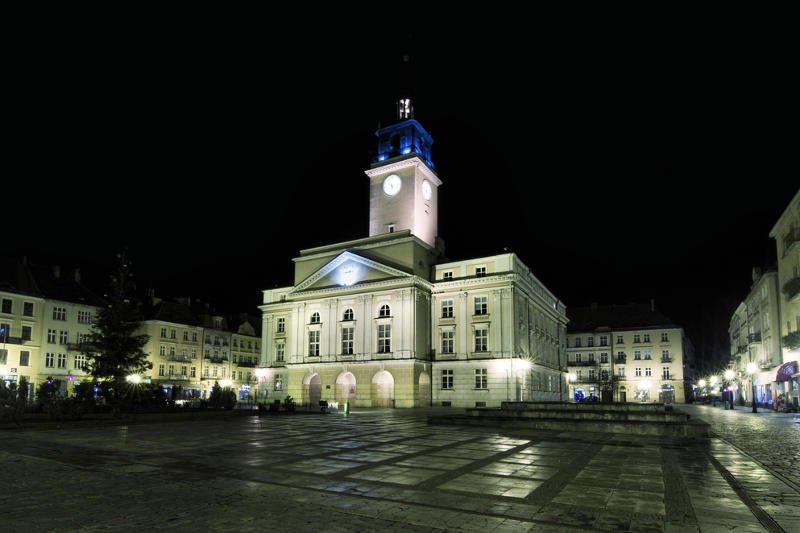 Kaliski Ratusz nocą.