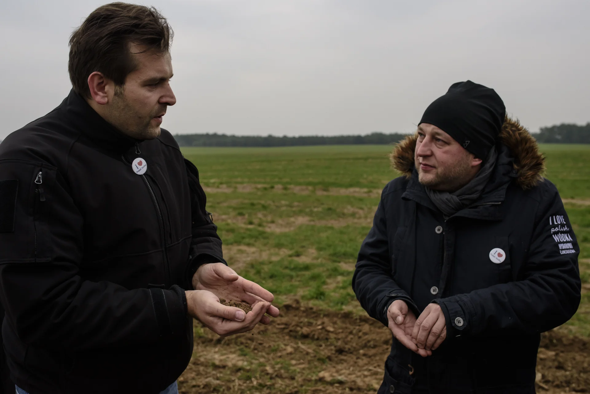 Na polu uprawnym. Od lewej gorzelnik Łukasz Karnowski i Maciej Starosolski, ambasador polskiej wódki.