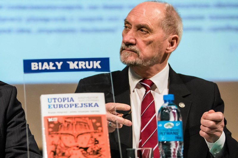 Wkrótce za sprawą Antoniego Macierewicza przynależność Polski do UE będzie utopią. Minister wyprowadza polskich żołnierzy z Eurokorpusu.