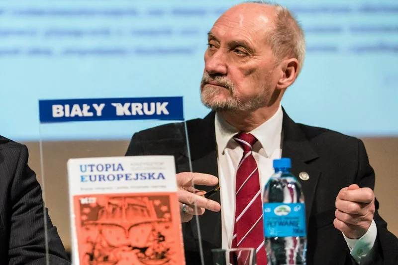 Wkrótce za sprawą Antoniego Macierewicza przynależność Polski do UE będzie utopią. Minister wyprowadza polskich żołnierzy z Eurokorpusu.
