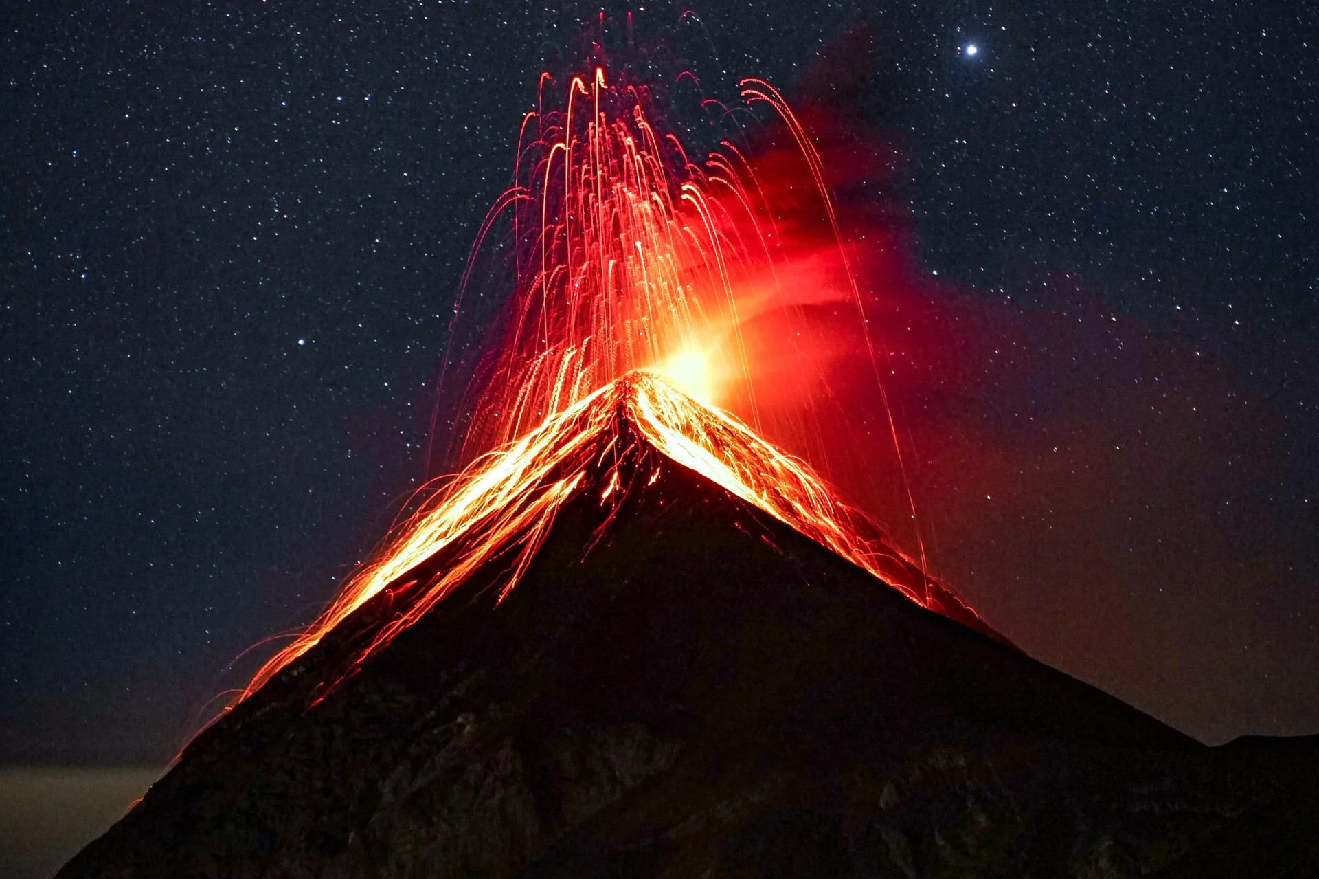 Erupcja wulkanu miała miejsce w piątek na Islandii. Islandyczycy uchwycili niesamowite zjawisko. (zdjęcie ilustracyjne)