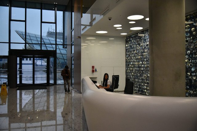 Spółki PKP wprowadzają się do najlepszych biur w Warszawie. Tylko telewizory na ścianach kosztują tam 30 tys. zł sztuka.