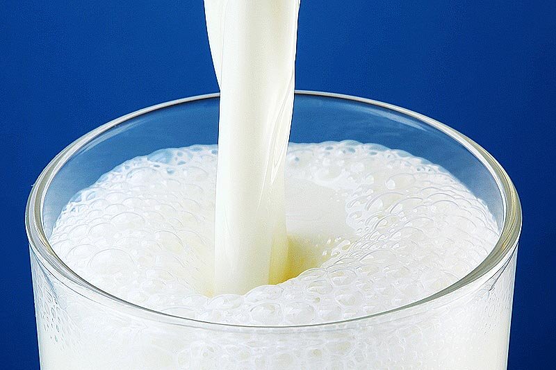 Mleko. Dietetycy pomagają naTemat odnaleźć odpowiedź, czy jego picie bardziej nam szkodzi, czy też jest niezbędne dla zachowania zdrowia.