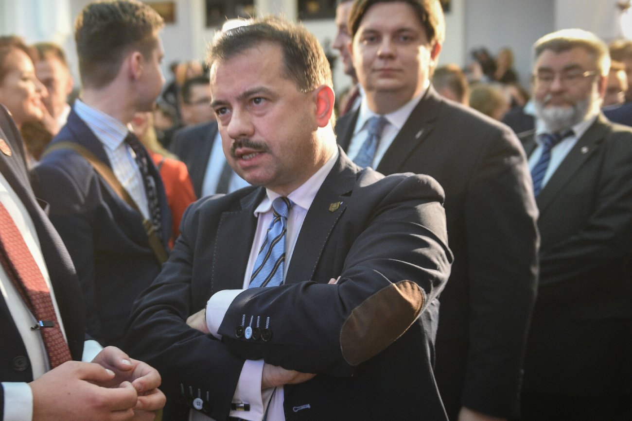 Artur Zawisza jeździ autem mimo zakazu. Przyłapały go kamery TVN Artur Zawisza jeździ autem mimo zakazu. Przyłapały go kamery TVN