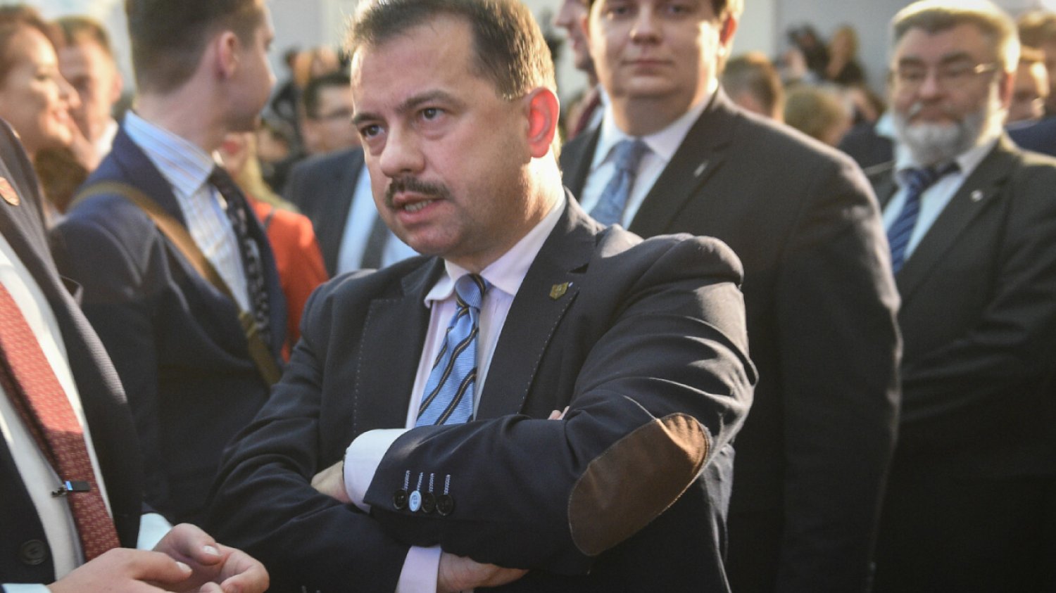 Artur Zawisza jeździ autem mimo zakazu. Przyłapały go kamery TVN