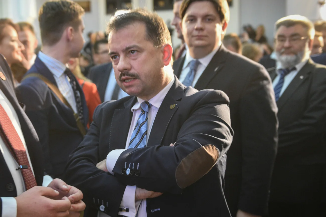 Artur Zawisza jeździ autem mimo zakazu. Przyłapały go kamery TVN Artur Zawisza jeździ autem mimo zakazu. Przyłapały go kamery TVN
