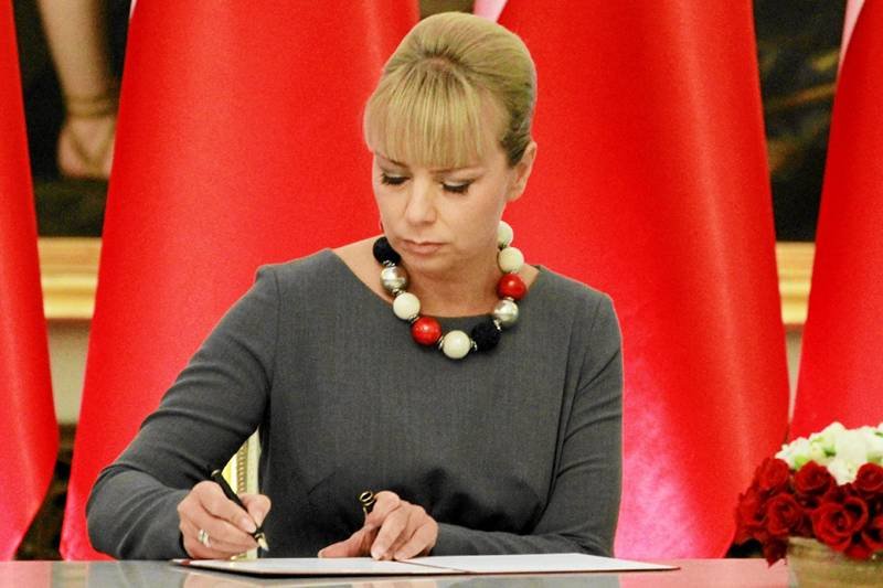 Dobrze dotychczas oceniany resort Elżbiety Bieńkowskiej ma poważne kłopoty. Bruksela wstrzymała ponad 300 mln euro dotacji.