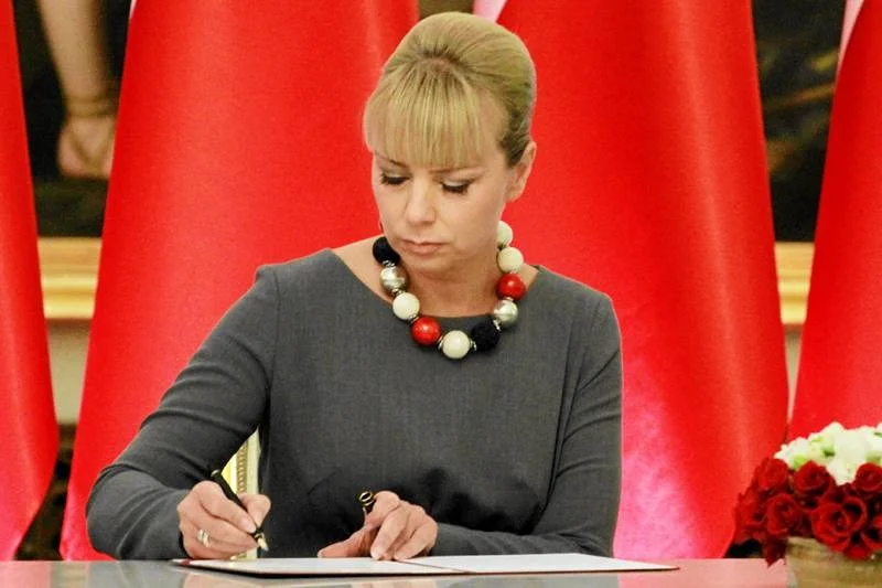Dobrze dotychczas oceniany resort Elżbiety Bieńkowskiej ma poważne kłopoty. Bruksela wstrzymała ponad 300 mln euro dotacji.