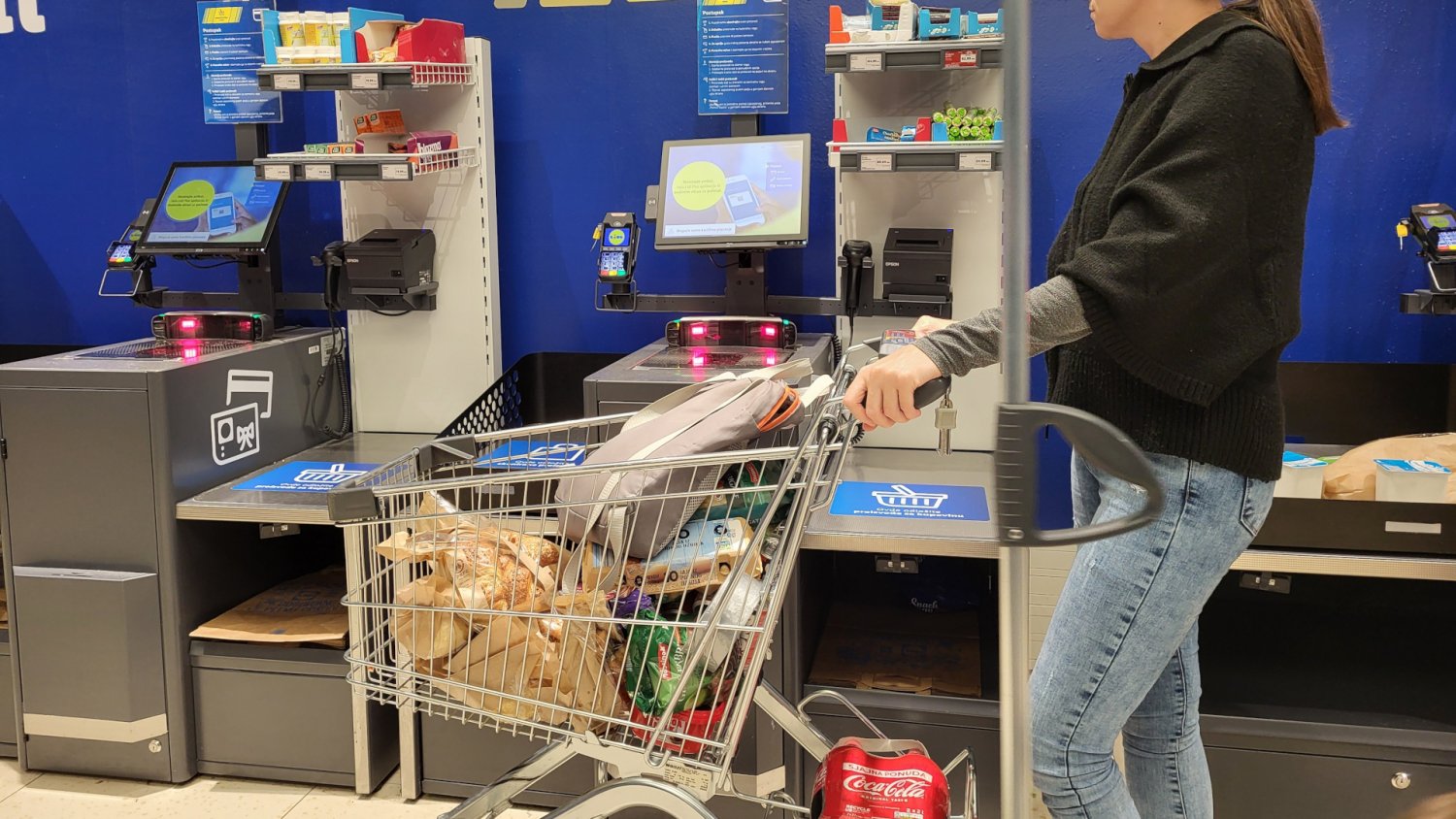 Nowe gazetki Biedronki i Lidla sięgają szczytu żenady. 4 strony na docinki