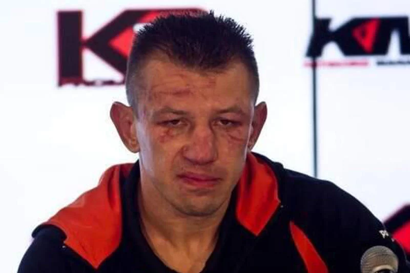 Tomasz Adamek to "jedynka" Solidarnej Polski na Śląsku. Internauci kopiują to zdjęcie i śmieją się, że to "nowa twarz" tej partii