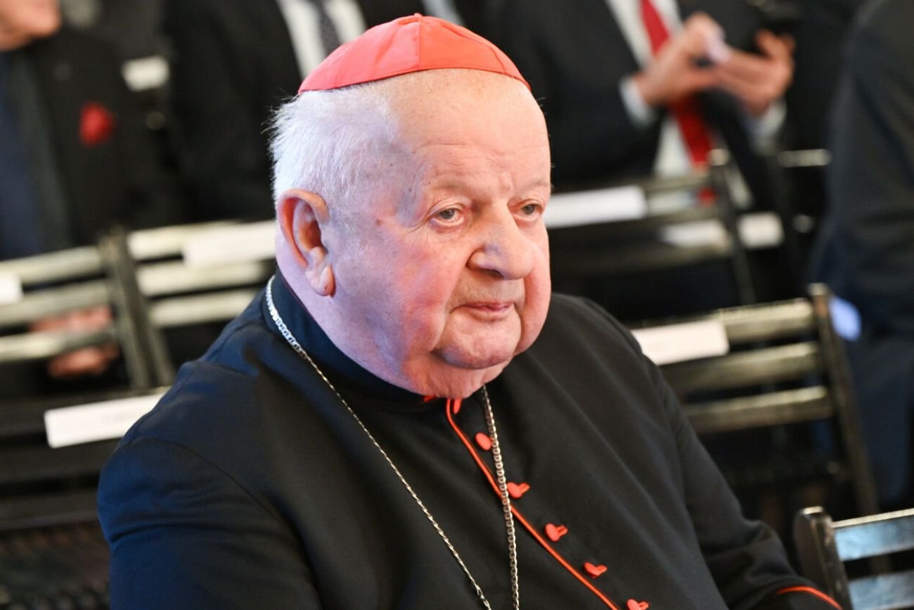 Dziwisz stanie przed komisją ds. pedofilii? Jego obrońca mówi o "prowokacji".