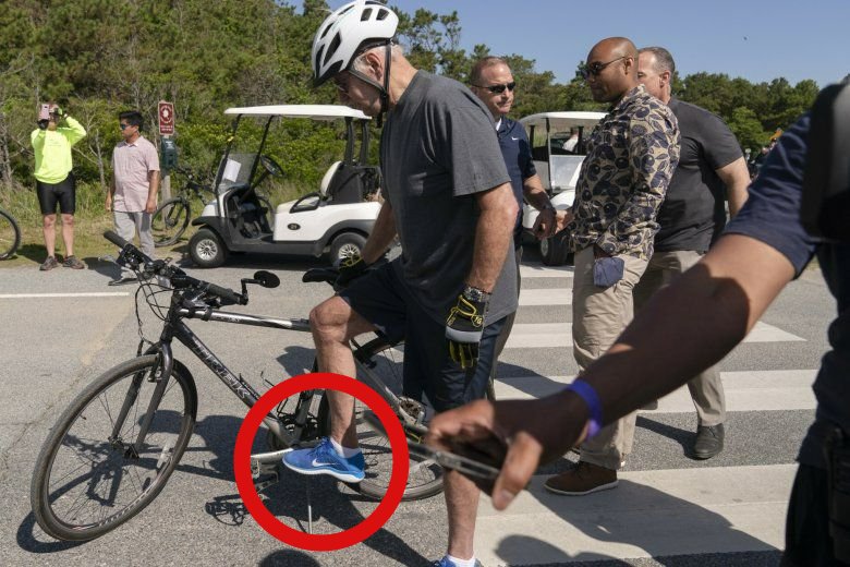 Joe Biden przewrócił się na rowerze.
