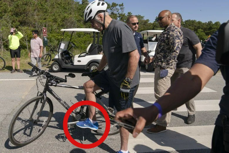 Joe Biden przewrócił się na rowerze.