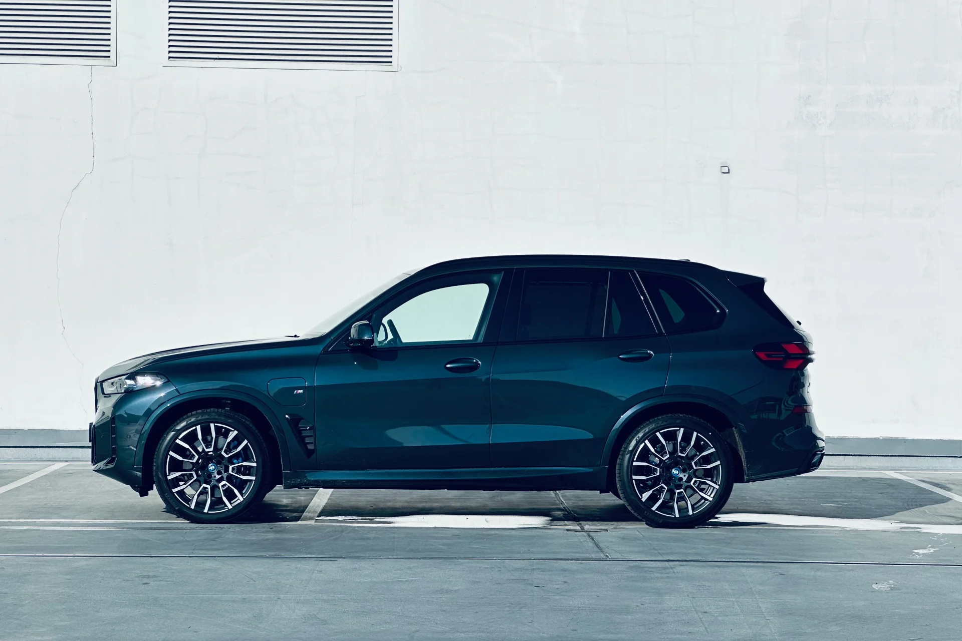 BMW X5 w wersji hybrydowej plug in ma naprawdę imponujący zasięg.