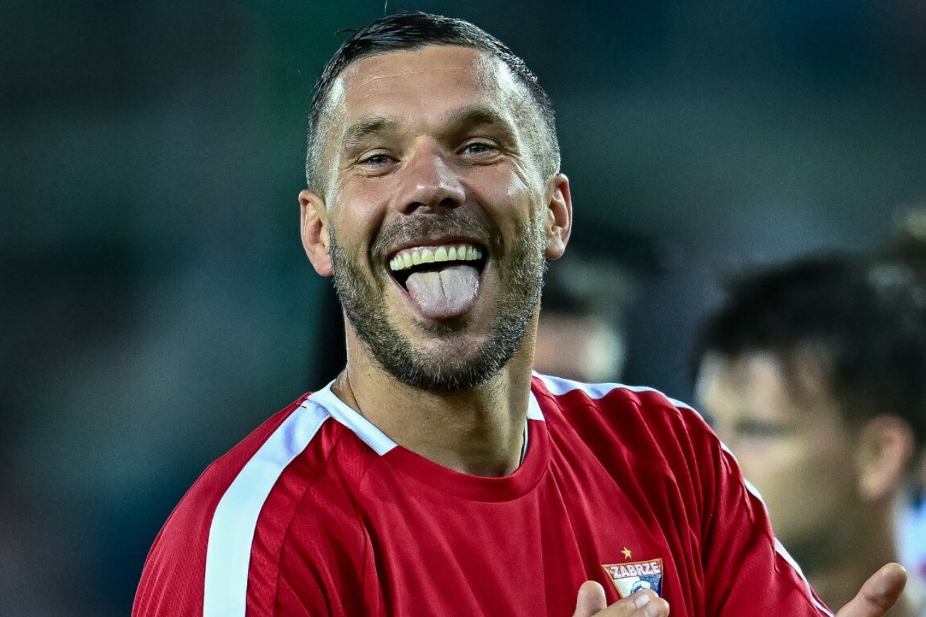 Faul Podolskiego w meczu Górnika Zabrze. Za coś takiego powinien wylecieć z boiska. Skandaliczne zachowanie Podolskiego w meczu Górnik Zabrze – Piast Gliwice.