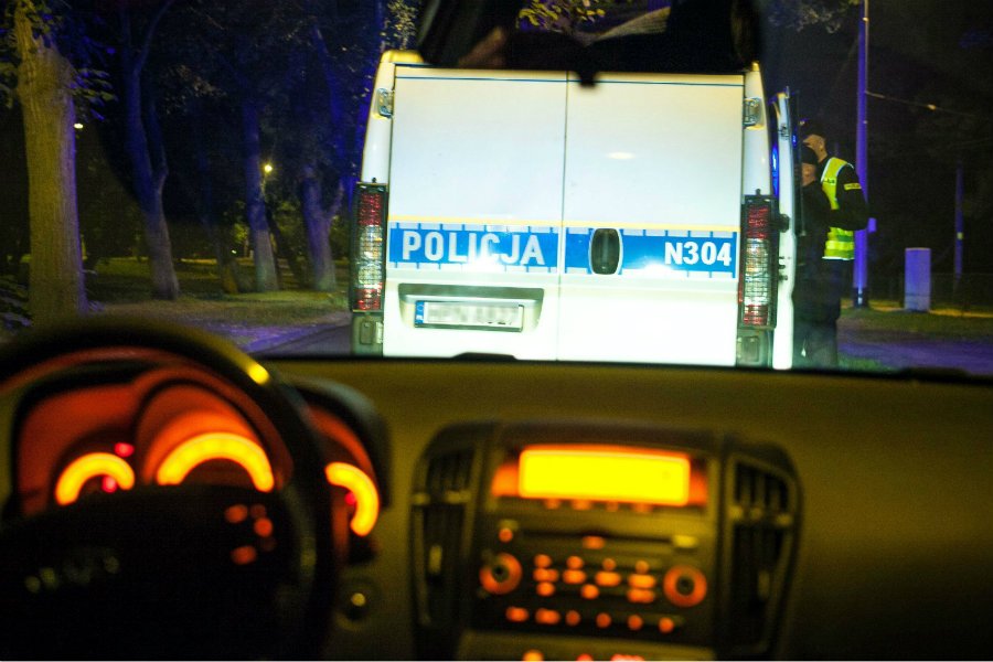 Szczecińska policja poszukuje 30-letniego mężczyzny, który zbiegł z jednego z komisariatów.