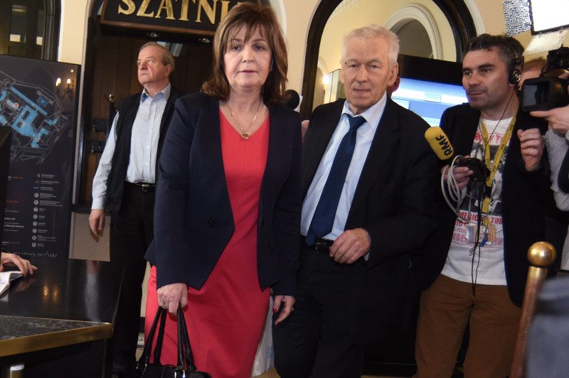 Posłanka Małgorzata Zwiercan i marszałek senior Kornel Morawiecki z koła poselskiego Wolni i Solidarni