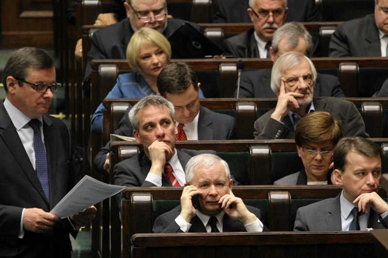W 2013 zamiast walczyć z kryzysem posłowie będą rozstrzygać spory ideologiczne. Pod obrady trafią cztery projekty dotyczące związków partnerskich i wniosek o postawienie przed Trybunałem Stanu Zbigniewa Ziobry i Jarosława Kaczyńskiego.
