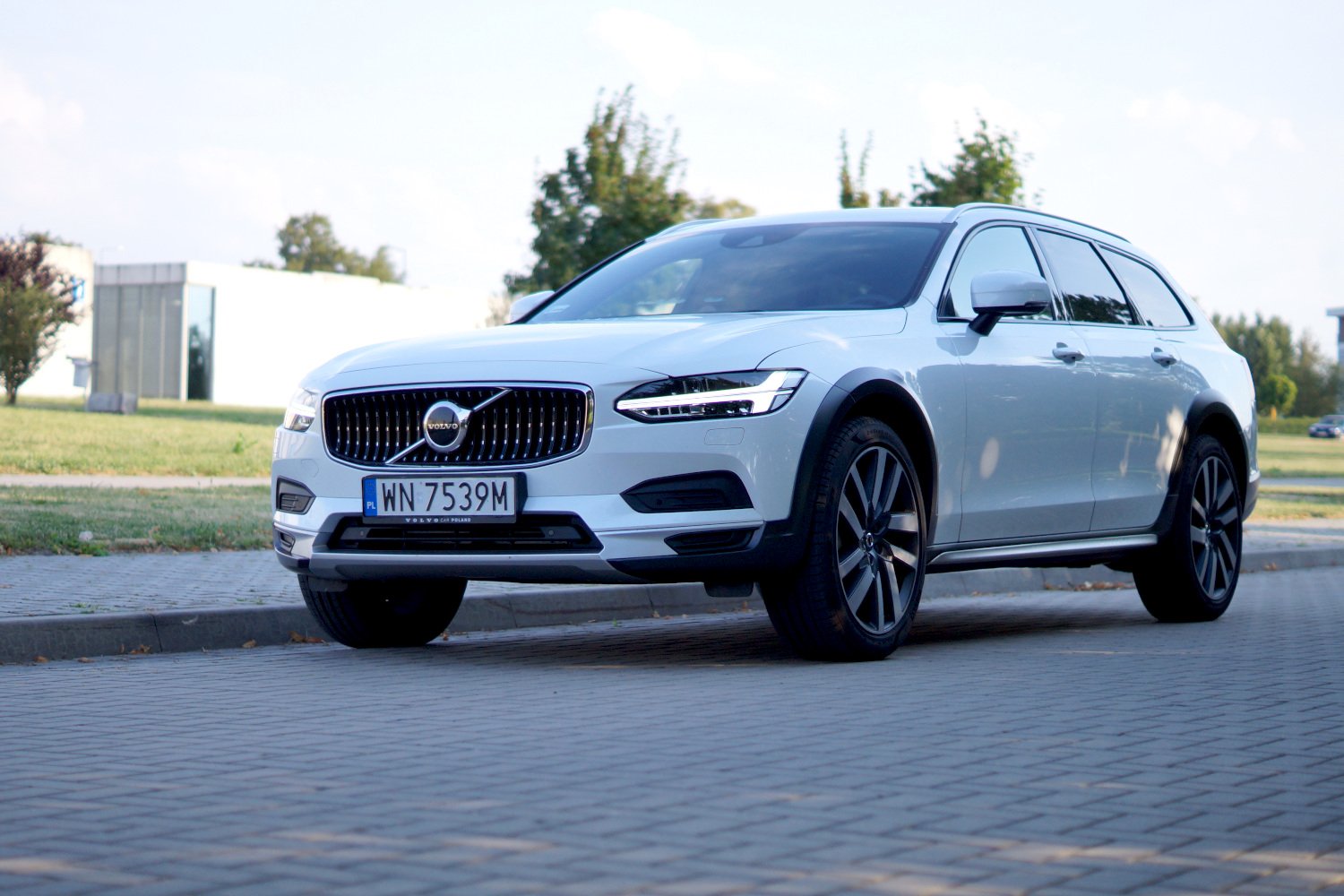 Volvo V90 Cross Country to nie jest typowe kombi do miasta. Można nim spokojnie wyjechać w trudniejszy teren z całą rodziną na pokładzie.