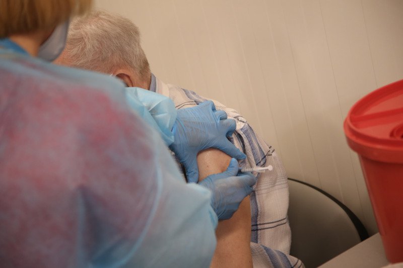 Personel medyczny jest oburzony szczepieniami poza kolejnością.