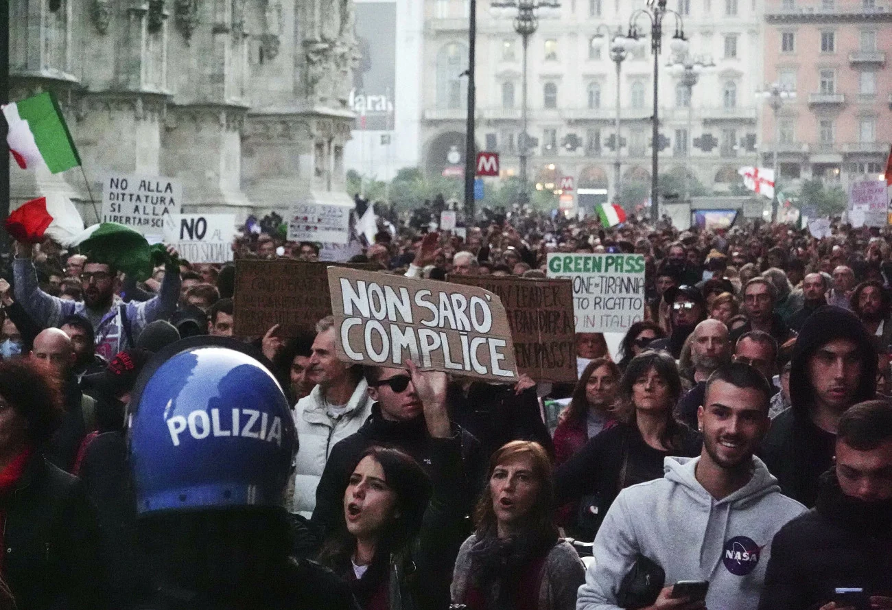 Włosi wyszli na ulice w proteście przeciwko obowiązującym obostrzeniom.