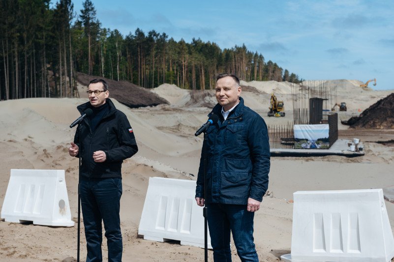 Duda i Morawiecki na budowie kanału przez Mierzeję Wiślaną.