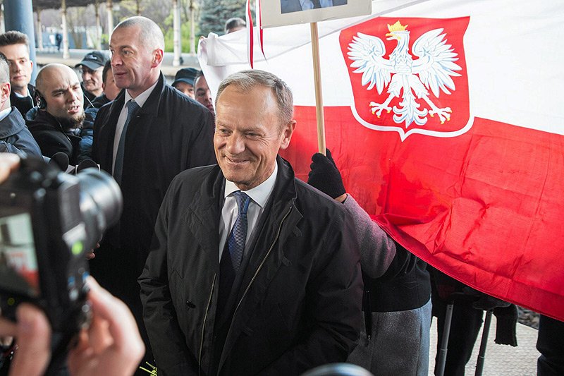 Dotąd Donald Tusk stawiał się w polskiej prokuraturze jako świadek. Czy wkrótce przewodniczący Rady Europejskiej będzie miał status podejrzanego, a może i oskarżonego?
