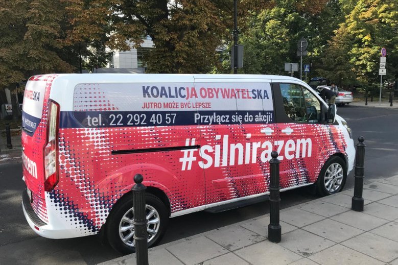 Bus z #SilniRazem dotarł już do pierwszej miejscowości.