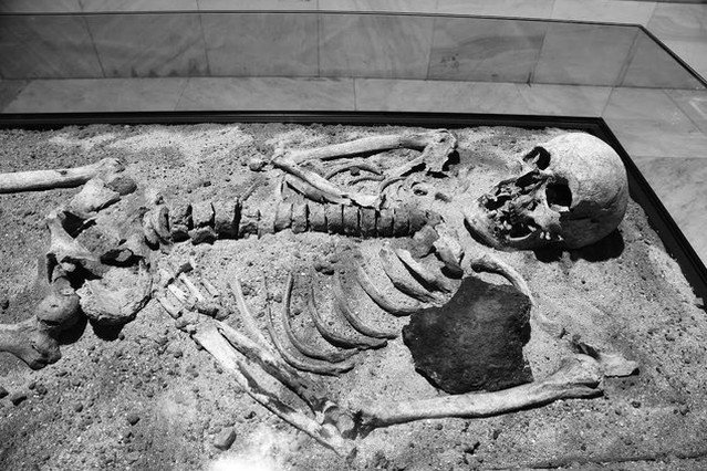 Wampir z Sozopolu (Bułgaria). Żelazne ostrze pługa miało powstrzymać go przed powstaniem z grobu. Na terenie Polski odkryto wiele podobnych pochówków.