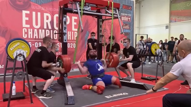 Rosjanin Aleksander Sedyk podczas mistrzostw Europy w podnoszeniu ciężarów zmierzył się z ciężarem 400 kg.