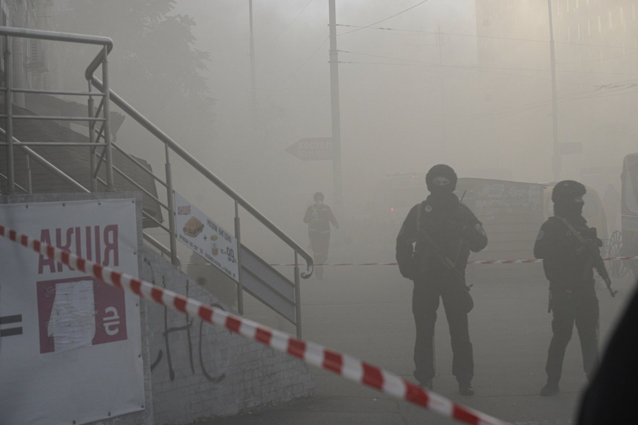 W środę rano rosyjskie drony zaatakowały w centrum Kijowa. Zdjęcie przedstawia stolicę Ukrainy po wcześniejszych atakach z 17 października.